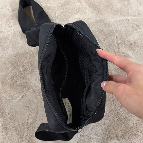 lululemon athletica Quilted Grid Belt Bag 1.5L - Black - Picture 4 of 4